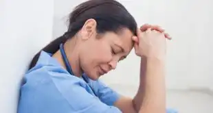 enfermeira com depressão sentada no chão