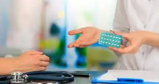Médica receita terapia hormonal para paciente