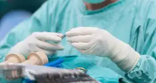 cirurgião realizando cirurgia de avulsão de orelha
