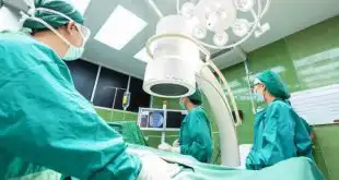 médicos cirurgiões fazendo profilaxia de TVP