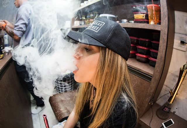 Jovens que utilizam os cigarros eletrônicos ou os vaporizadores têm de cinco a sete vezes mais risco de serem infectados pela Covid-19.