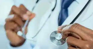 médico segurando estetoscópio para tratar paciente com metotrexato e tuberculose