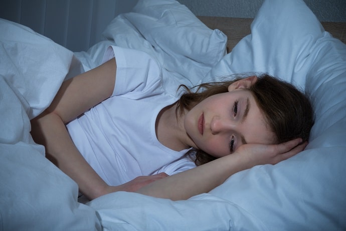 menina com insônia na infância e adolescência
