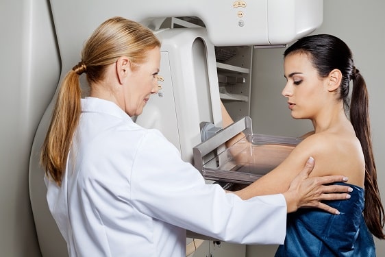 Mulher realizando terapia hormonal faz rastreio para câncer de mama