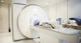 paciente realizando exame de imagem para MINOCA