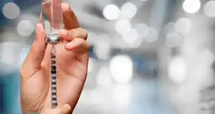 mão de médico com seringa de vacinação contra a covid-19