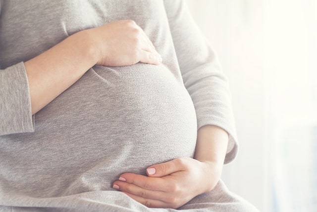 Mulher grávida durante a pandemia se preocupa com síndrome pré-eclâmpsia-like induzida por Covid-19
