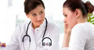médica conversando sobre vaginites com paciente