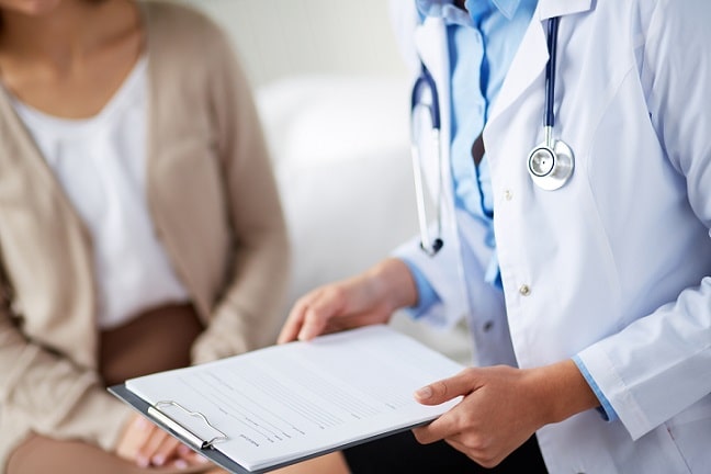 médico conversando com mulher mais velha em menopausa