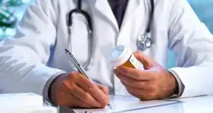 médico prescrevendo medicamentos Z
