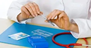 médico avaliando material que causou reação de anafilaxia em paciente