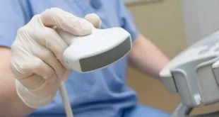 médico utilizando equipamento de ultrassom