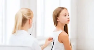 médica avaliando paciente com hiperglicemia e suspeita de cetoacidose diabética