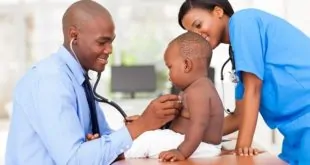 médico auscultando paciente com síndrome dos vômitos cíclicos