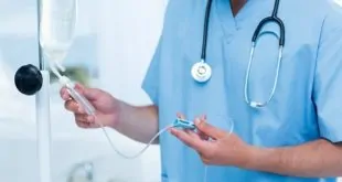 técnico fazendo infusão de corticoide para covid-19