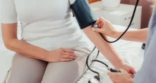 médico avaliando pressão de paciente