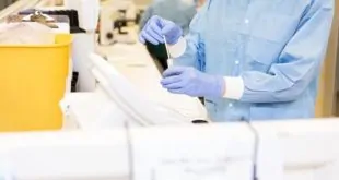 médico laboratorista avaliando teste de swab contra teste de antígeno para Covid-19