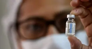 médico segurando vacina da janssen