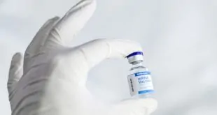 vidro de vacina contra Covid-19 que teve terceira dose aprovada