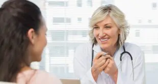 médica conversando com paciente sobre prevenção cardiovascular