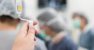 médicos realizando anestesia de paciente com síndrome carcinoide