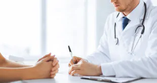 médico conversando com paciente sobre cognição e FA