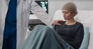 médico conversando com paciente com câncer que fará terapia gênica