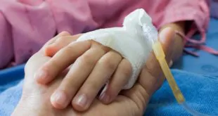 mão de criança em UTI com disfunção imune pediátrica