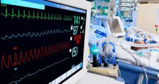 monitor de UTI e paciente ao fundo com disfunção hematológica pediátrica