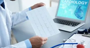 médico avaliando exame de paciente com insuficiência cardíaca