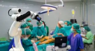 médicos realizando cirurgia robótica