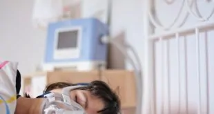 paciente usando BiPAP, ventilação não invasiva