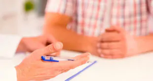 médico indicando remedio para DPOC
