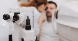 médico avaliando uveíte anterior