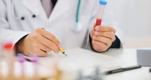 médico avaliando caso de hipogonadismo masculino